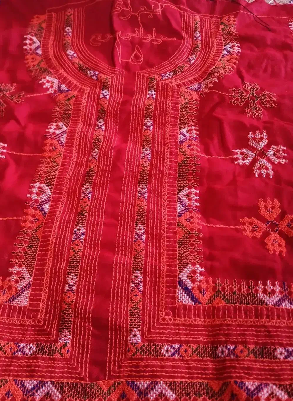 دوزنده زی استین|لباس|سراوان, |دیوار