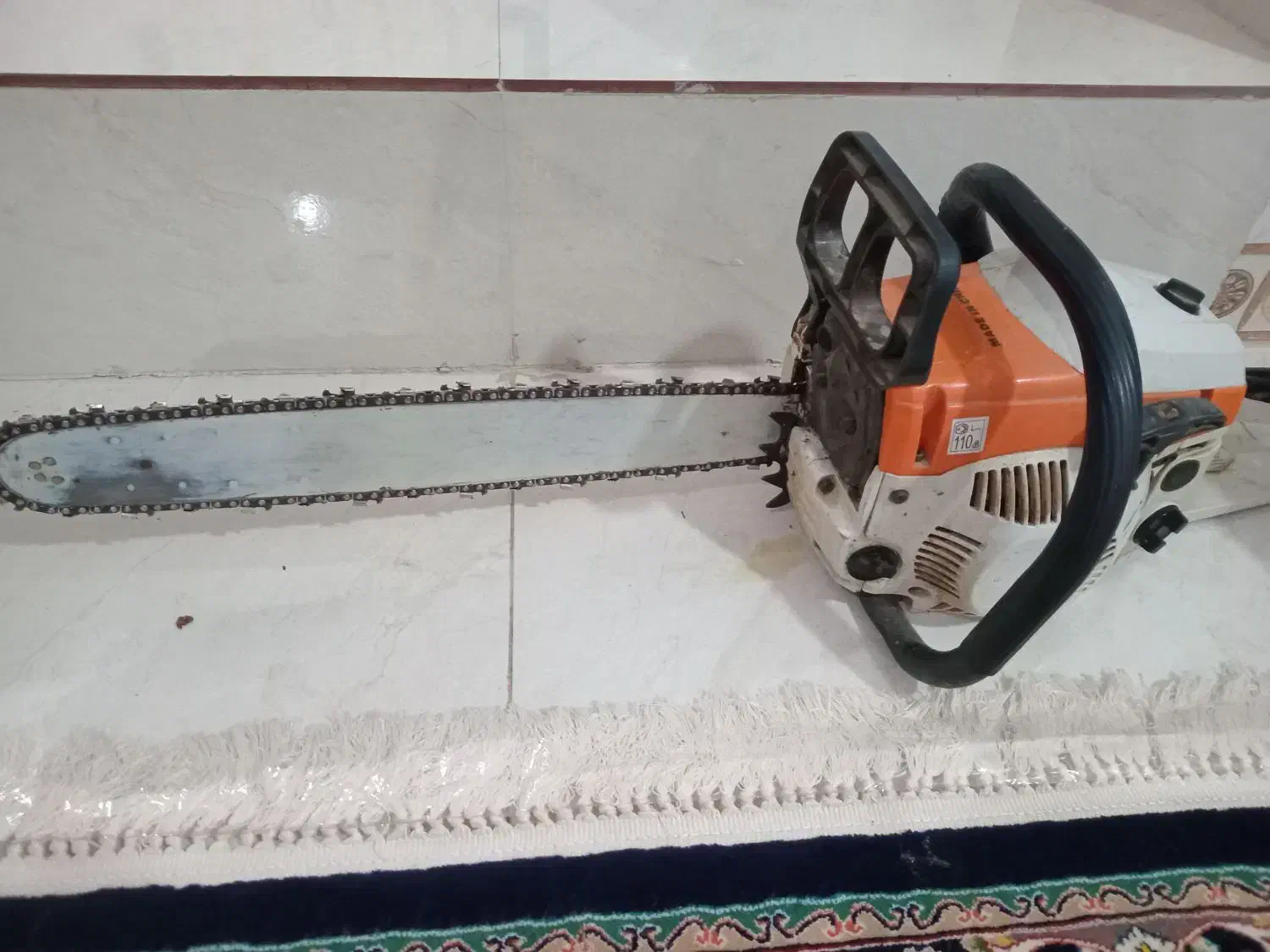 یک عدد اره موتوری|ماشین‌آلات صنعتی|رزن, |دیوار