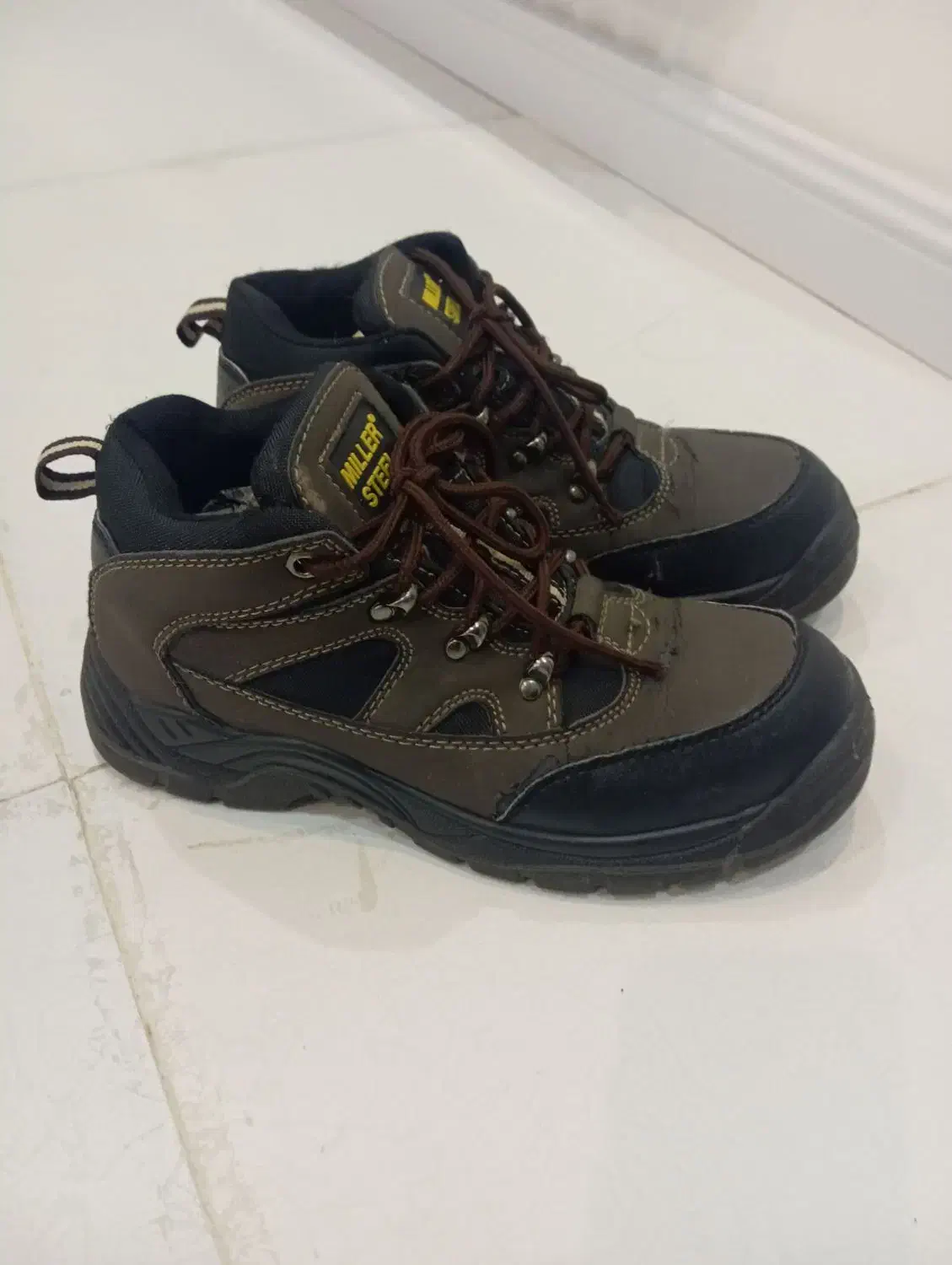 کفش|کیف، کفش، کمربند|میانه, |دیوار