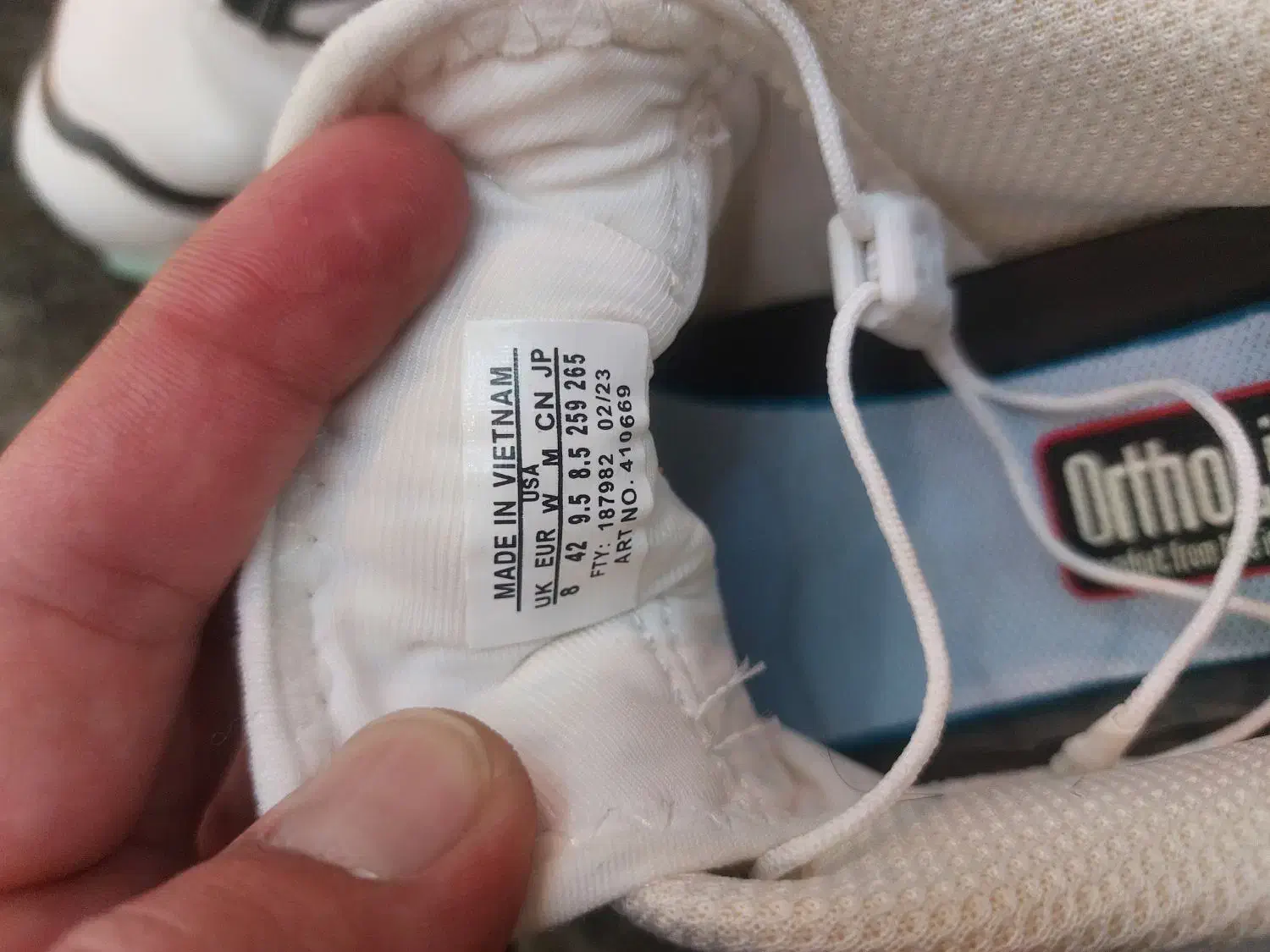 کفش|کیف، کفش، کمربند|خوی, |دیوار