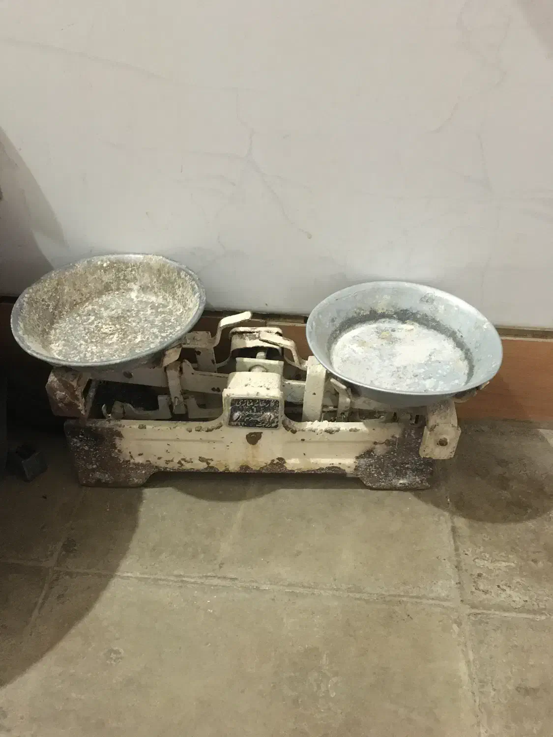 ترازو|کلکسیون اشیاء عتیقه|کرمان, |دیوار