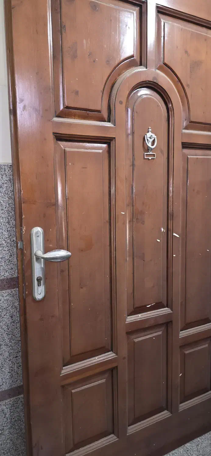 درب چوبی ورودی آپارتمان تمیز و بدون خط ووخش|مصالح و تجهیزات ساختمان|تهران, توحید|دیوار