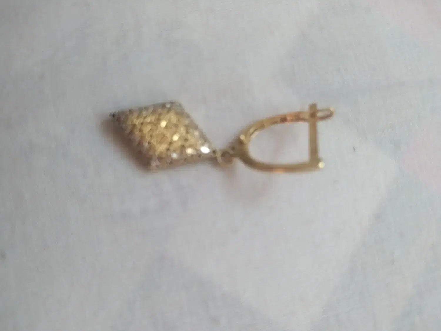 یک لنگه گوشواره گم شده.|جواهرات|اراک, |دیوار