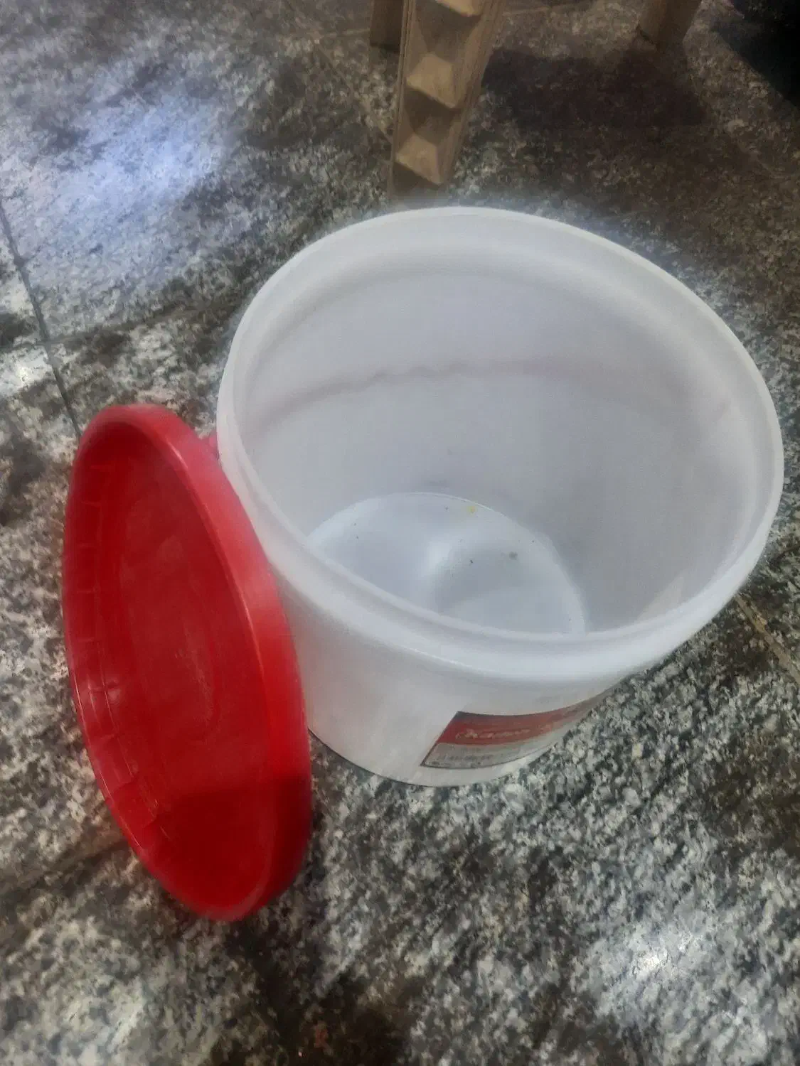 سطل و دبه ۱۰ کیلویی با درب سالم|ظروف نگهدارنده، پلاستیکی، یک‌بارمصرف|هشتگرد, شهرک ولیعصر (مصلی)|دیوار