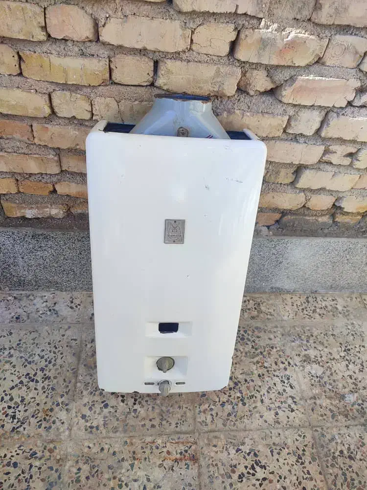 یک عدد یخچال تمیز و آبگرمکن سالم دیواری|یخچال و فریزر|شیراز, محراب|دیوار