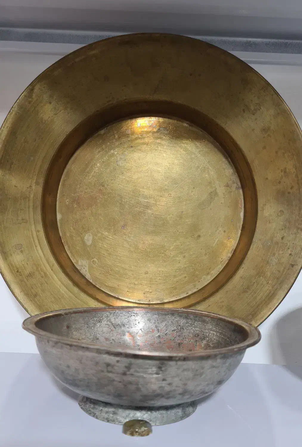 ظروف مسی قاجاری کهنه ، ترازو و فانوس|کلکسیون اشیاء عتیقه|قزوین, |دیوار