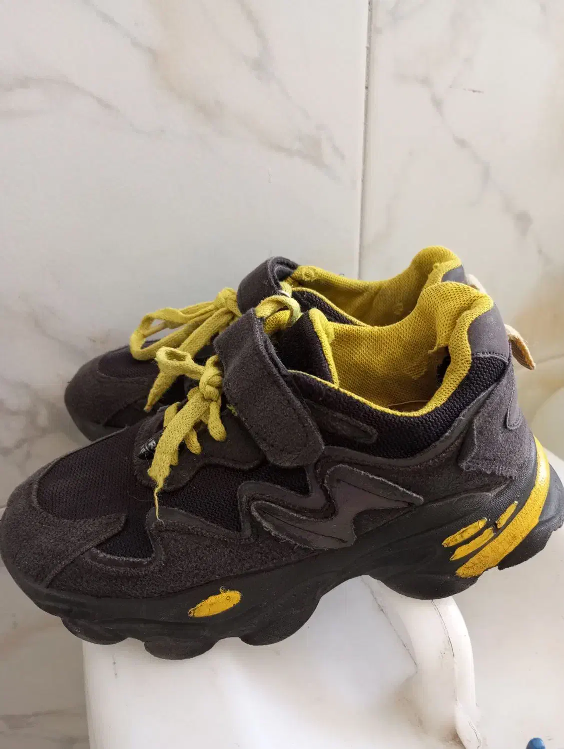 کتونی|کیف، کفش، کمربند|میانه, |دیوار