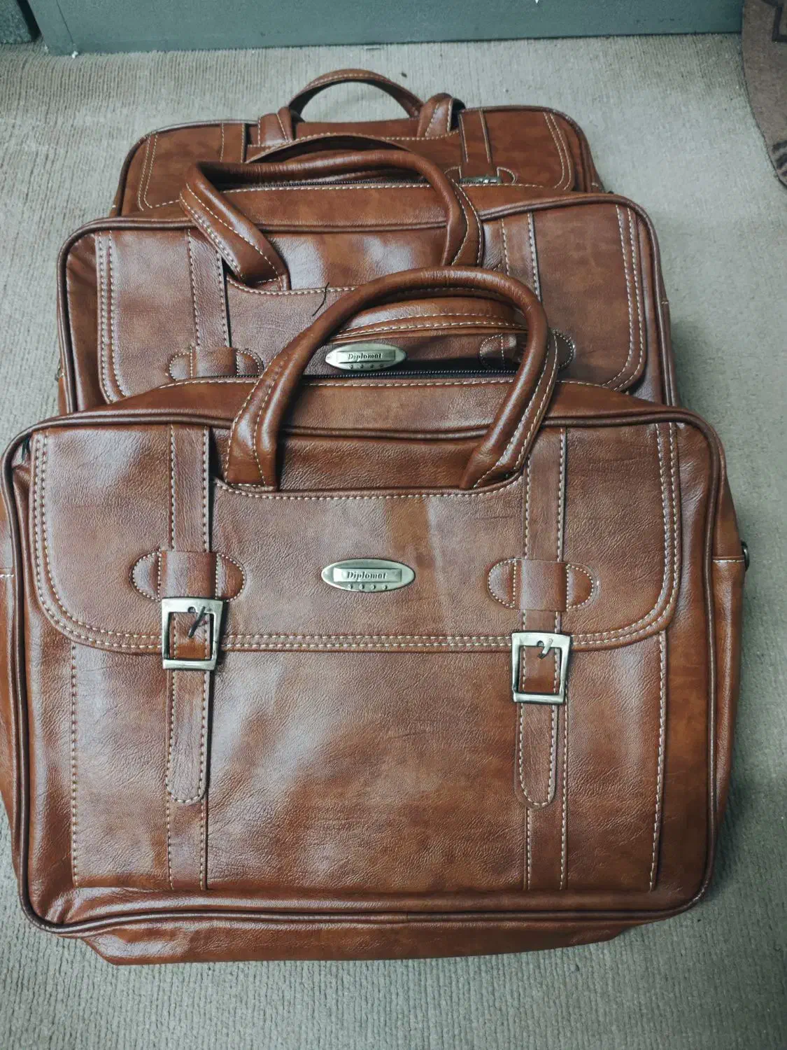 کیف دیپلمات|کیف، کفش، کمربند|نیشابور, گمنام غربی|دیوار