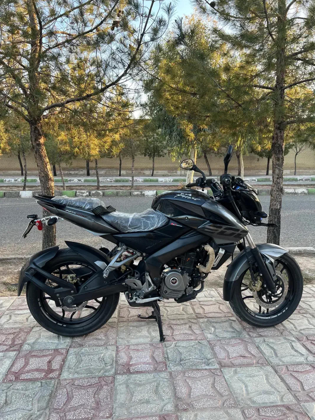 ns 200|موتورسیکلت|قم, نخودی|دیوار