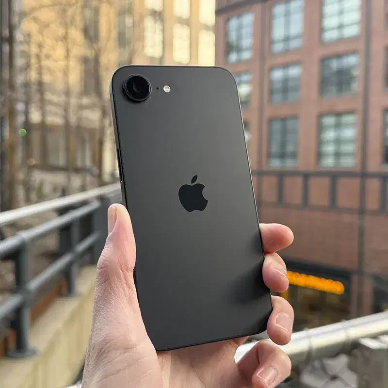 ایفون 16e|موبایل|پرند, فاز ۳|دیوار