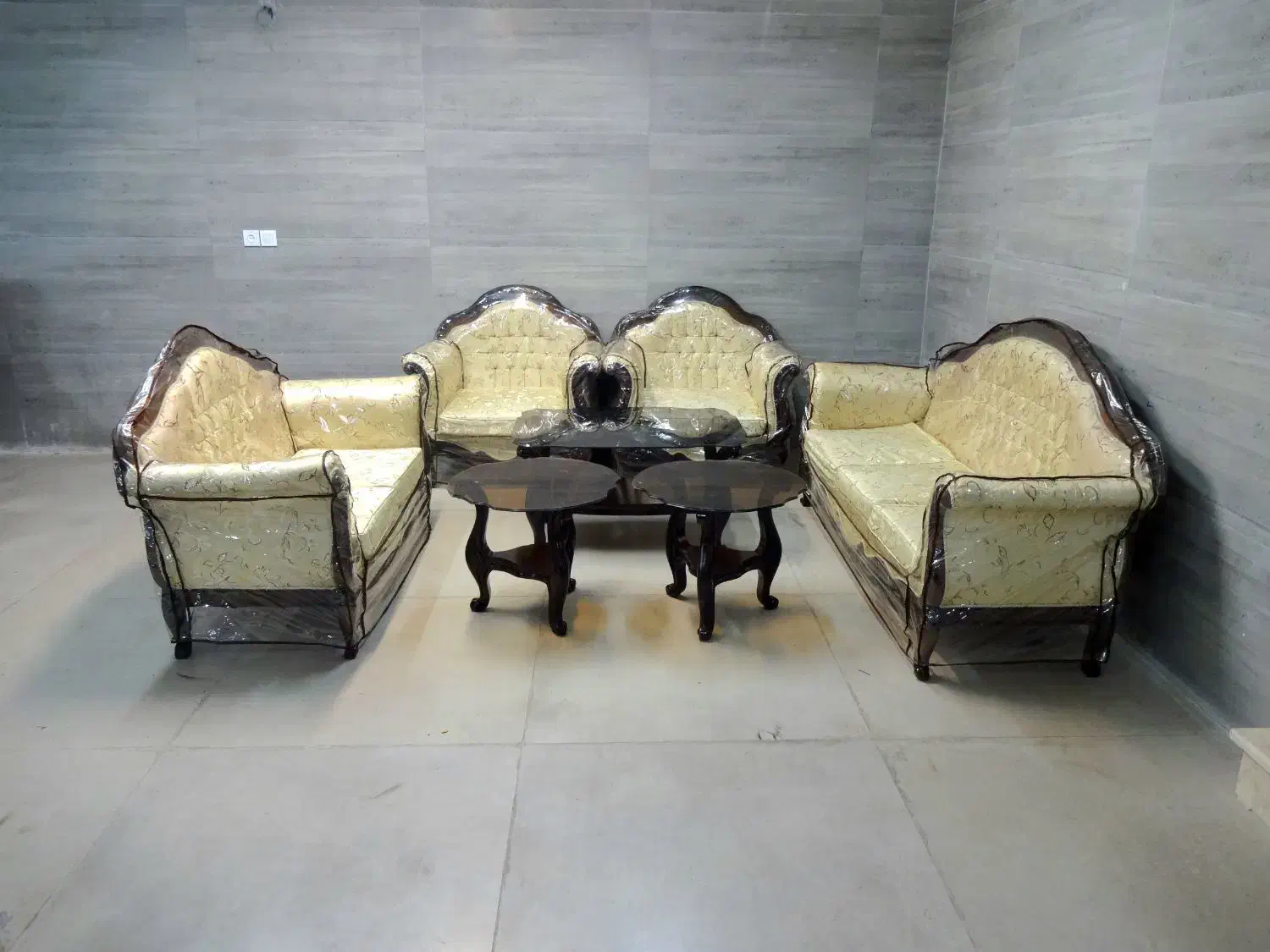 مبل کلاسیک فندوقی با کاور و جلومبلی|مبلمان خانگی و میز عسلی|اصفهان, خانه اصفهان|دیوار