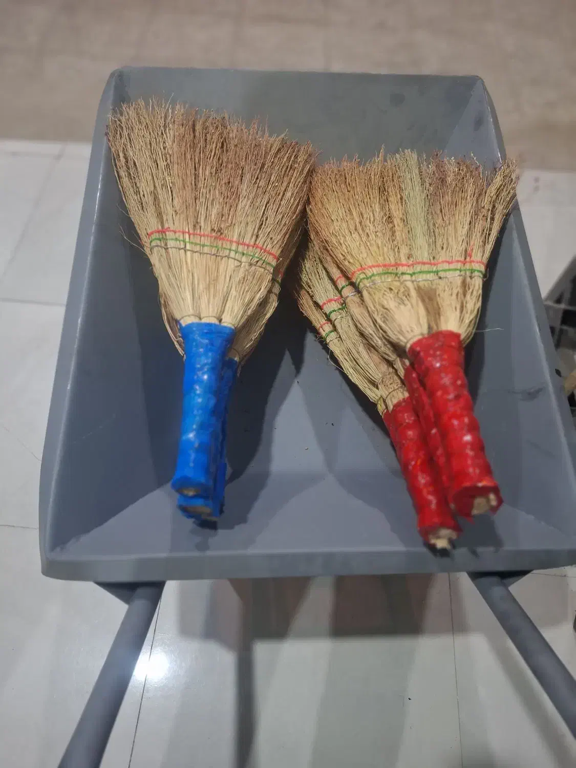 جارو چوبی|لوازم نظافت|قم, شهرک فاطمیه|دیوار