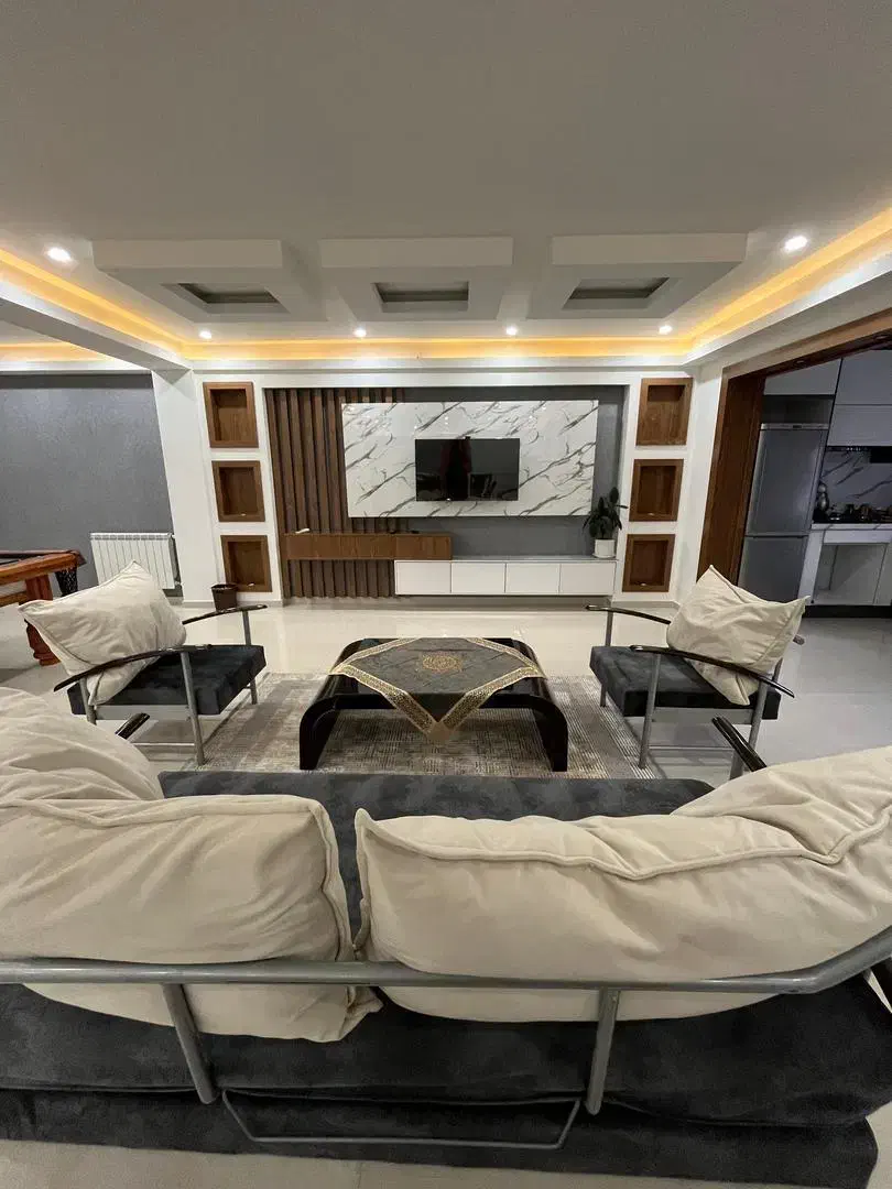 ویلا قوی سپید انزلی|اجارهٔ کوتاهمدت ویلا و باغ|بندر انزلی, معلم|دیوار