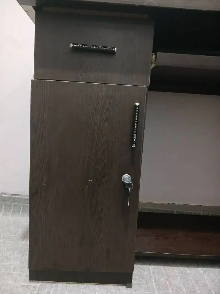 میز تحریر و مکالمه|میز تحریر و کامپیوتر|دوگنبدان, |دیوار