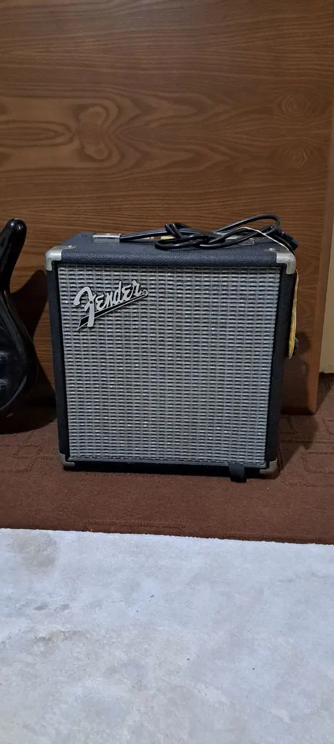 گیتار بیس فندر به همراه آمپلی فندر ۱۵|گیتار، بیس، امپلیفایر|چالوس, |دیوار