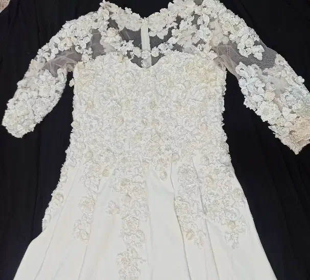 لباس مجلسی شیری رنگ با سنگ کاری و گل های برجسته|لباس|ورامین, ورامین|دیوار