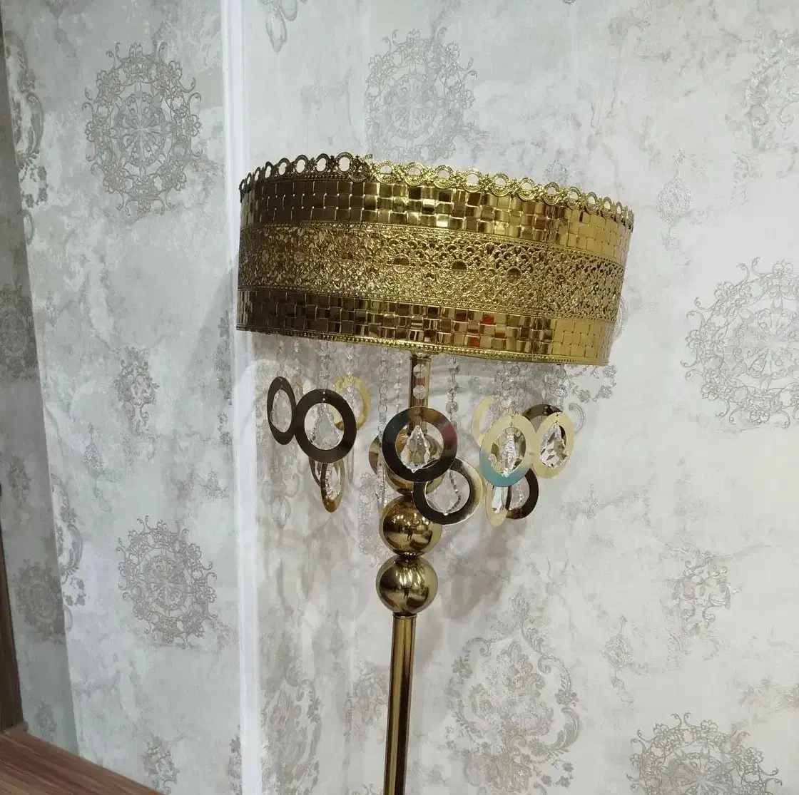 ساعت ایستاده فانتزی بهمراه آباژورکنار سالنی|چراغ خواب و آباژور|اسلام‌شهر, شهرک واوان|دیوار