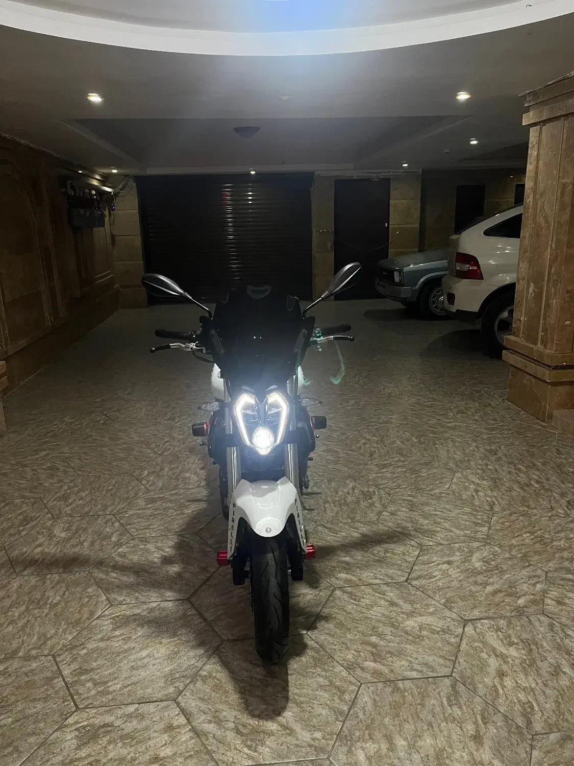 بنلیدوسیلندر|موتورسیکلت|بابل, |دیوار