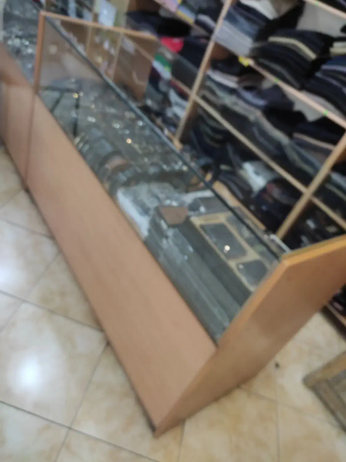 حدود۱۳مربع متر قفسه ،Mdf و دوعدد میز پیشخان|فروشگاه و مغازه|اصفهان, رکن الدوله شرقی|دیوار