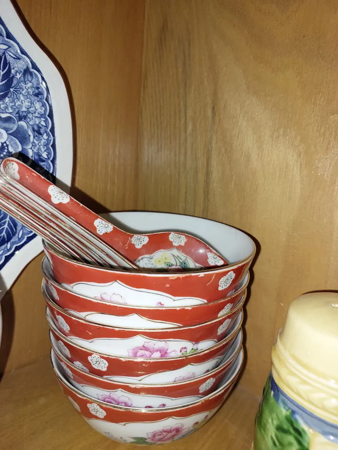 ظروف قدیمی|کلکسیون اشیاء عتیقه|شیراز, میرزاکوچک خان|دیوار