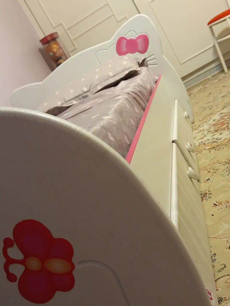 تخت وکمد ژیک(طرح کیتی)کاملا سالم درحدنو|تخت و سرویس خواب|همدان, |دیوار