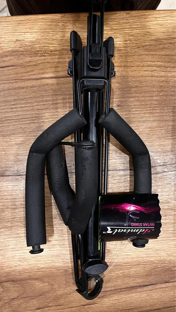 گیتار همراه با سافت کیس و پایه در حد نو|گیتار، بیس، امپلیفایر|تهران, سوهانک|دیوار