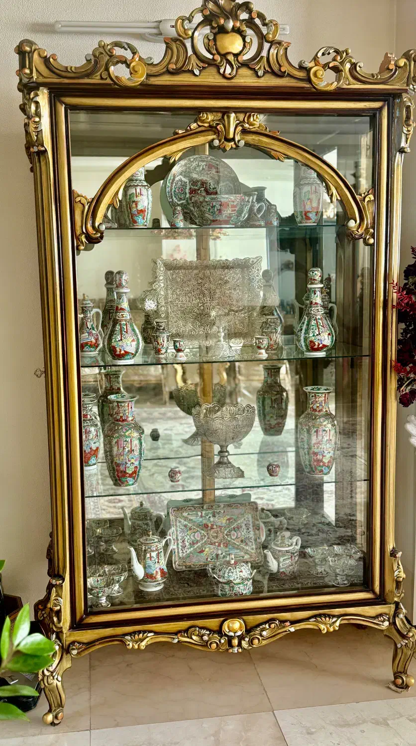 یک دست مبل ۹ نفره سلطنتی به همراه ویترین زیبا|مبلمان خانگی و میز عسلی|اصفهان, پارک مشتاق|دیوار