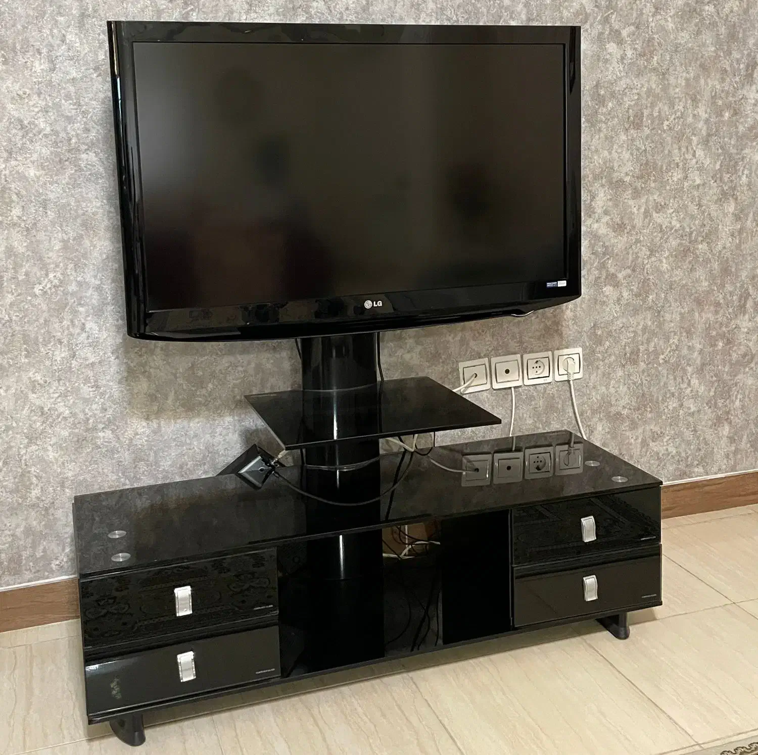 تلویزیون 42 اینچ LG همراه با میز کاملا سالم|تلویزیون و پروژکتور|رشت, معلم|دیوار