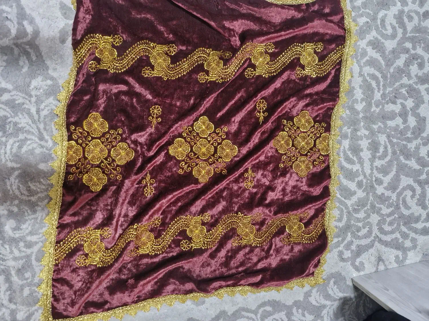 رومیزی قدیمی مخمل زرشکی|پرده، رانر، رومیزی|کرج, شهرک امام رضا (ع)|دیوار