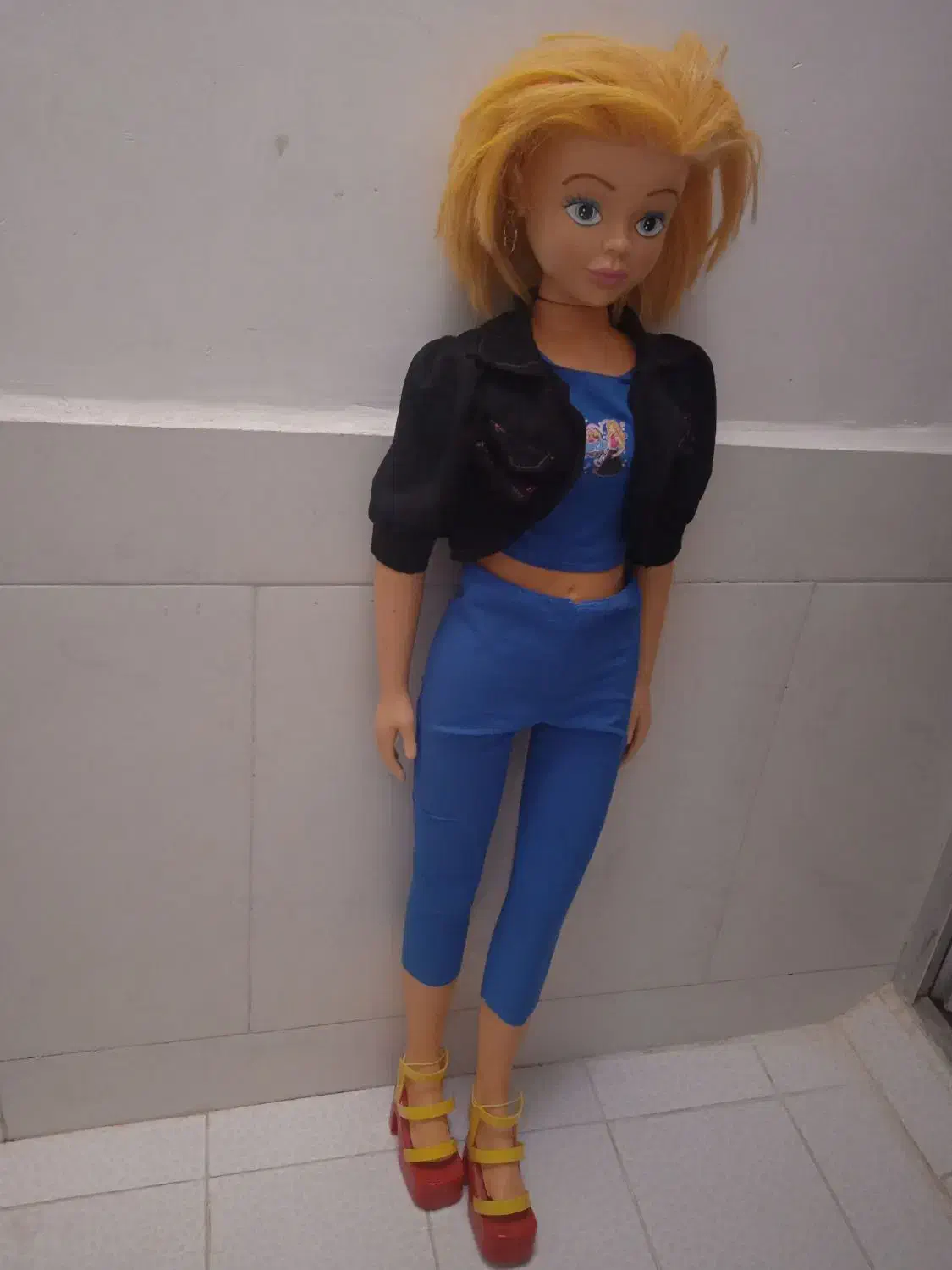 عروسک|اسباب‌بازی بچه|نیشابور, گنبد سبز|دیوار