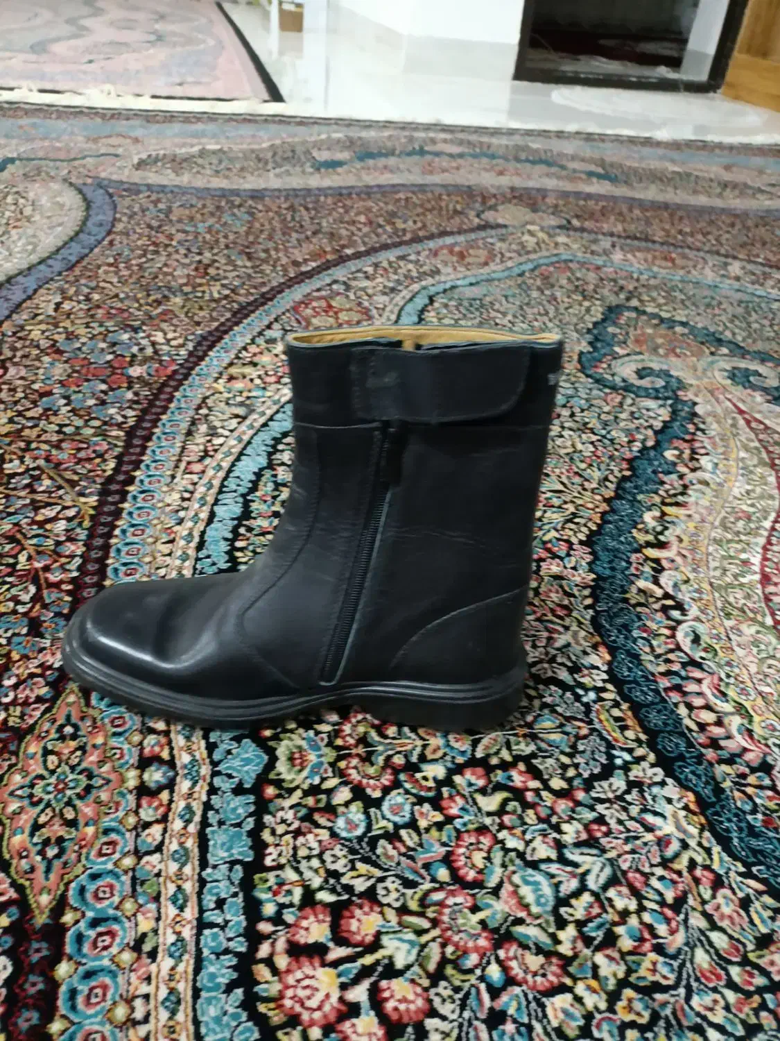 پوتین|کیف، کفش، کمربند|بافت, |دیوار