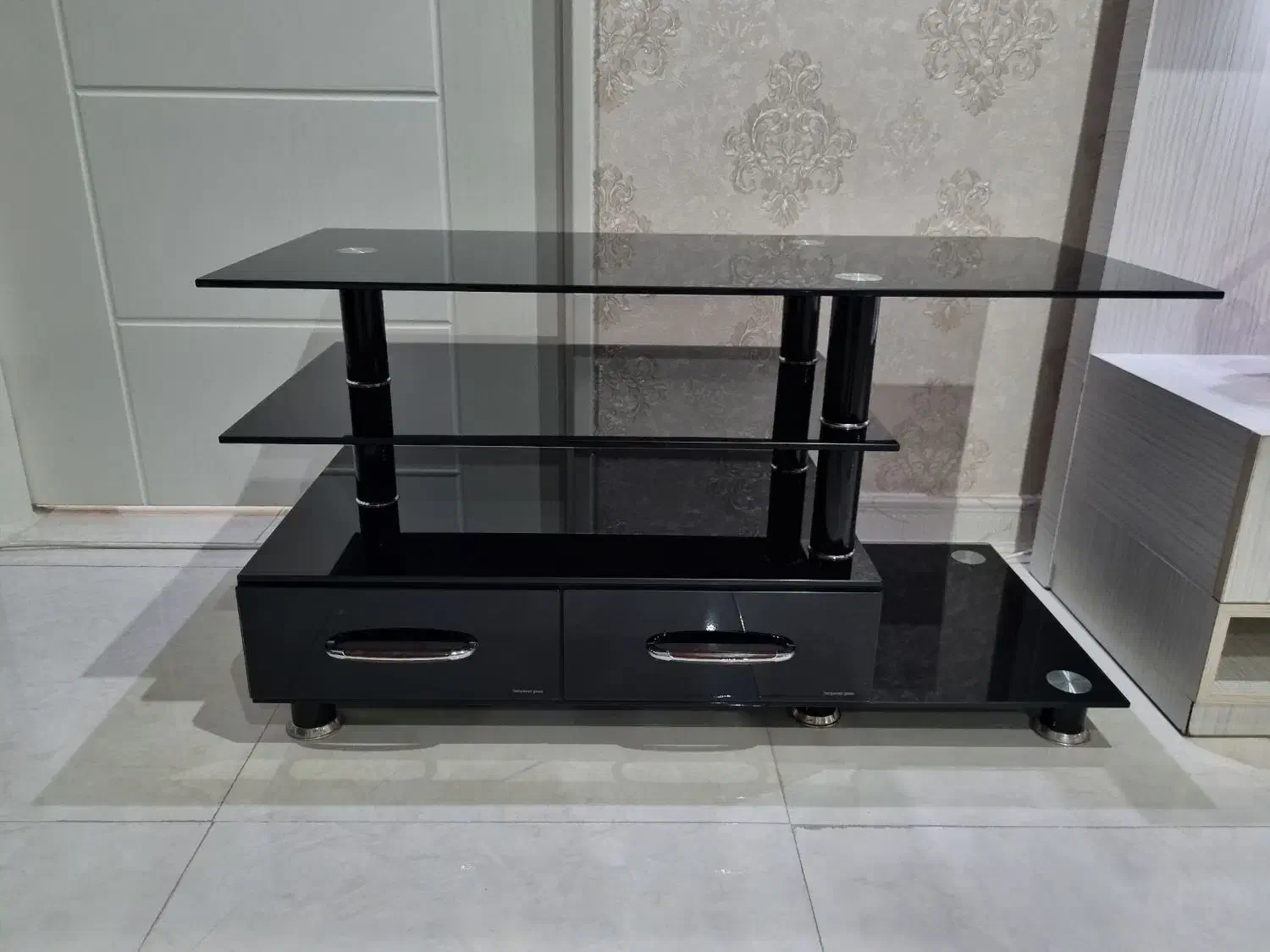 فروش میز تلویزیون شیشه ای ترکیه ای درحد نو مشکی|میز تلویزیون|هشتگرد, شهرک گلها|دیوار