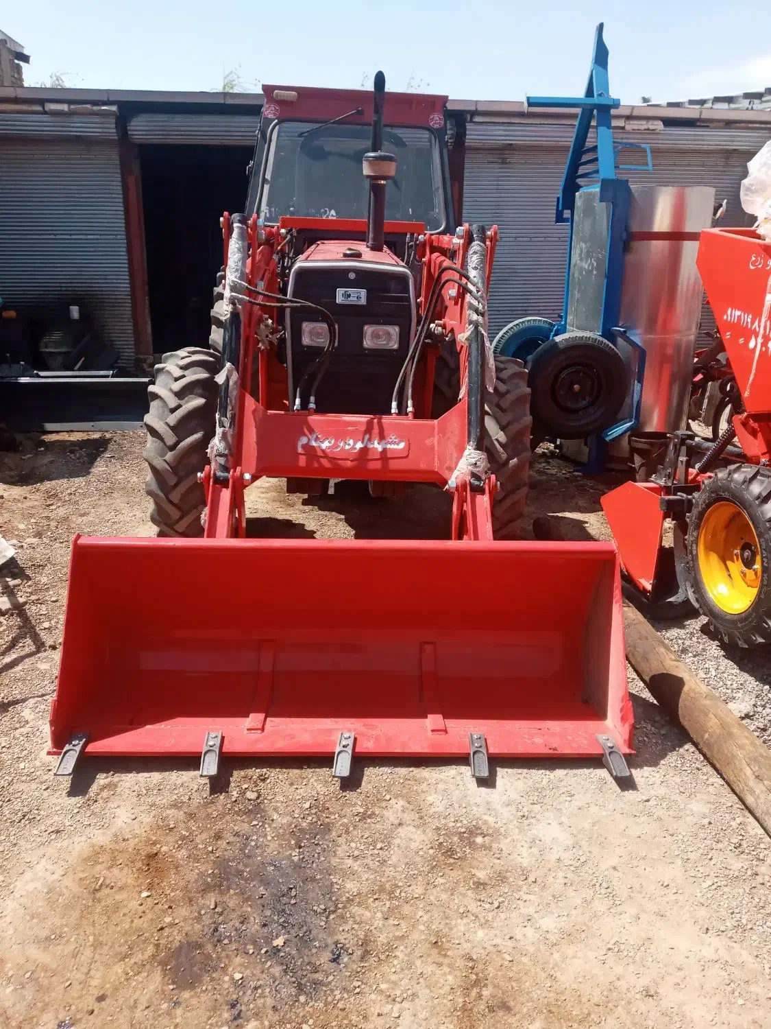 کار با تراکتور بیل دار|خدمات حمل و نقل|محمدیه-قزوین, |دیوار