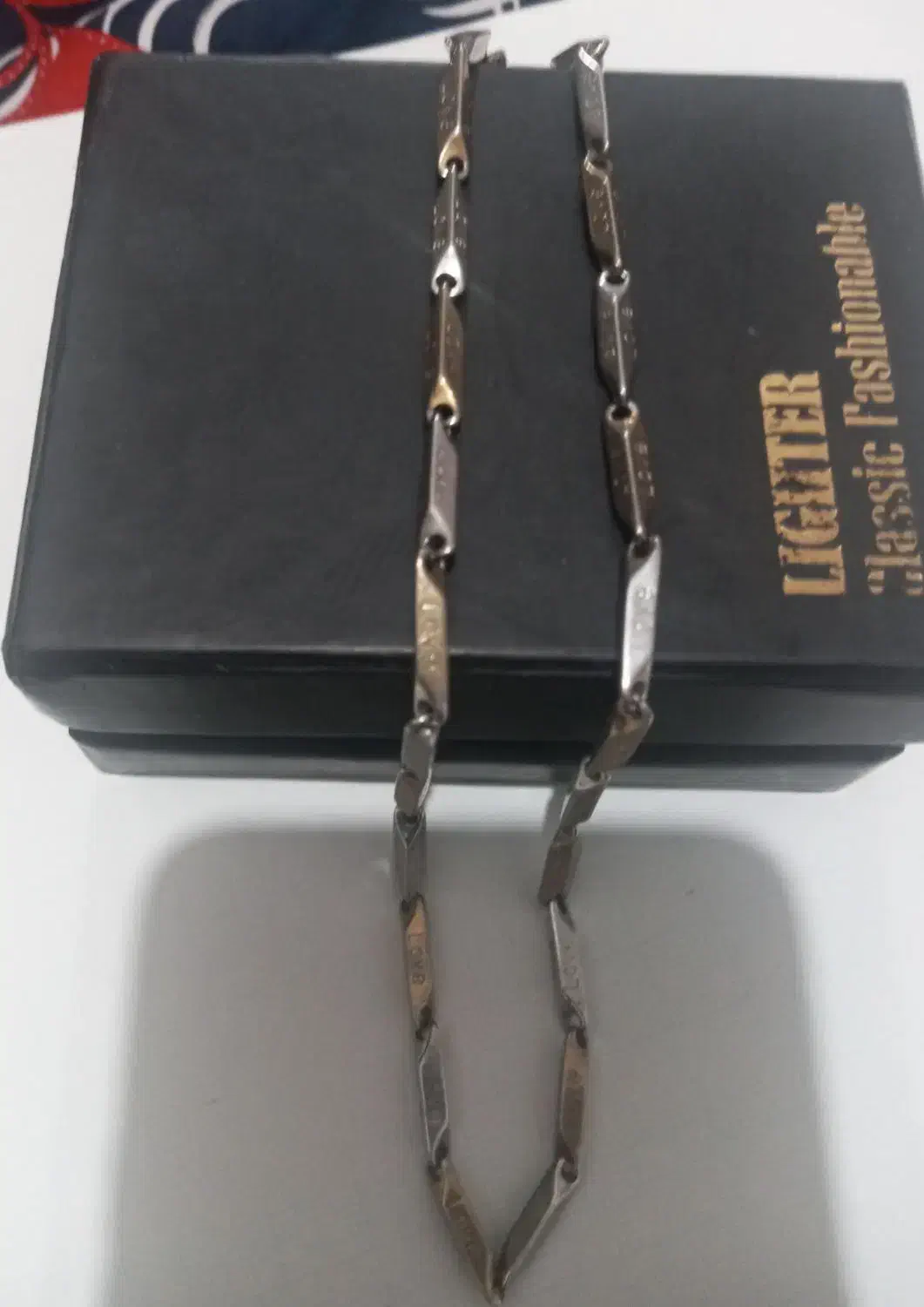 زنجیر|بدلیجات|رشت, دخانیات|دیوار