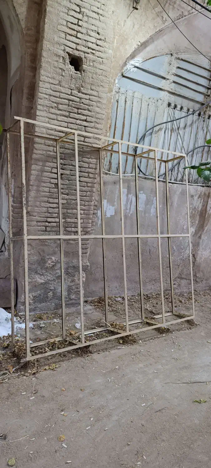 یک قفسه آهنی و یک میز|فروشگاه و مغازه|جهرم, |دیوار