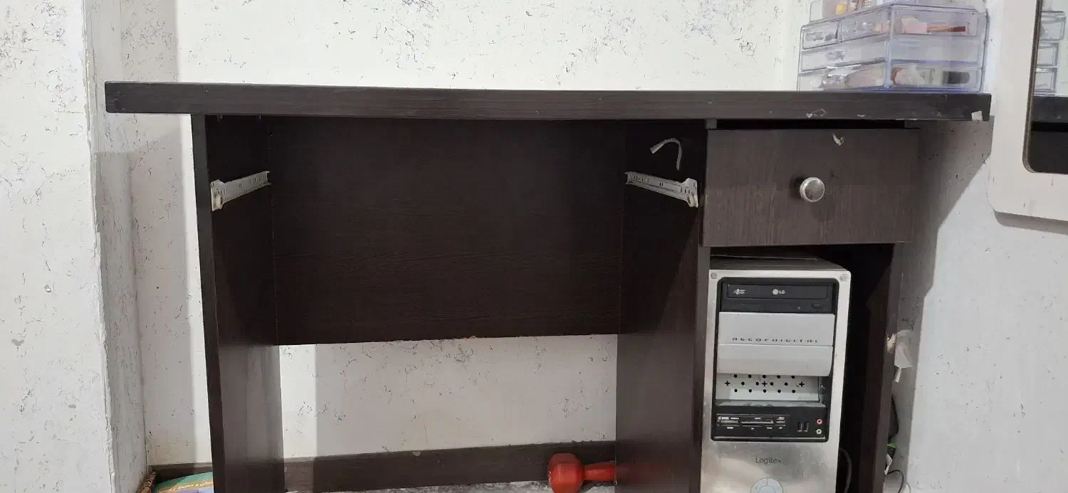 میز کامپیوتر|میز تحریر و کامپیوتر|صدرا-فارس, فاز ۲|دیوار