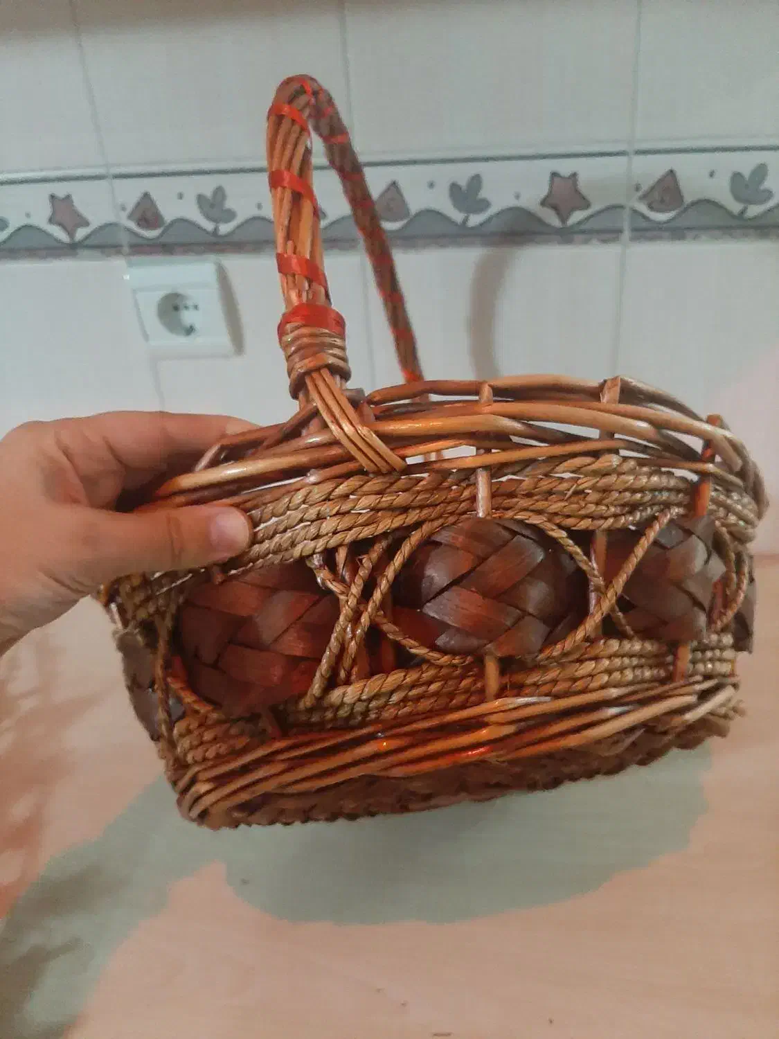 تعدادی ظروف پذیرایی و سبد و دسته گل|ظروف سرو و پذیرایی|میانه, |دیوار