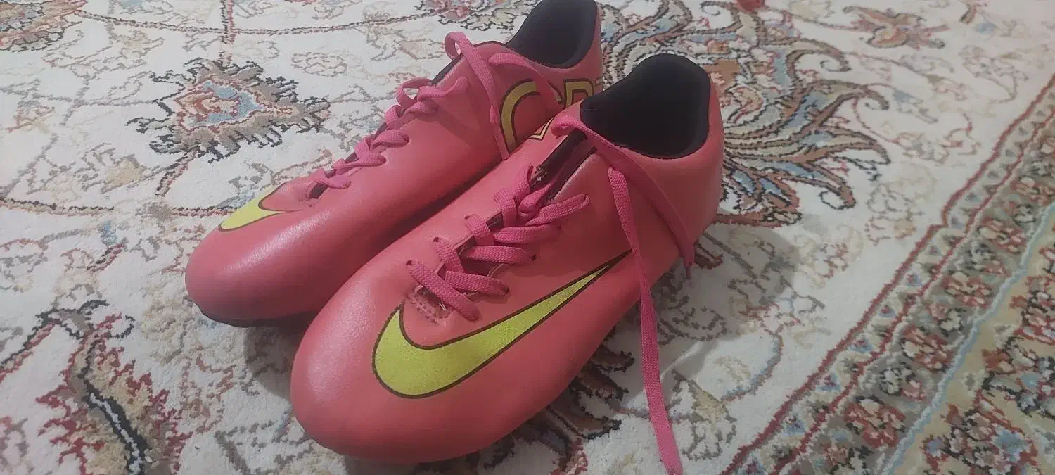 کفش ورزشی چمن|کیف، کفش، کمربند|دماوند, گیلاوند|دیوار