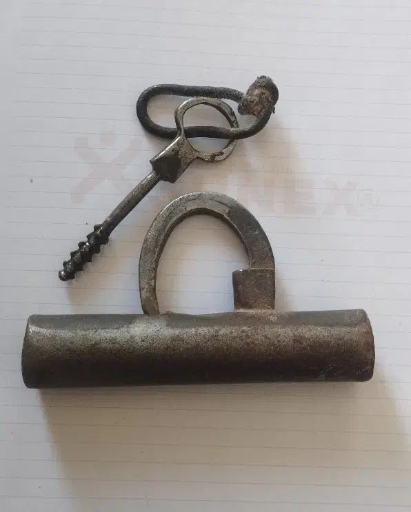 قفل پیچی|کلکسیون اشیاء عتیقه|اصفهان, باب الدشت|دیوار