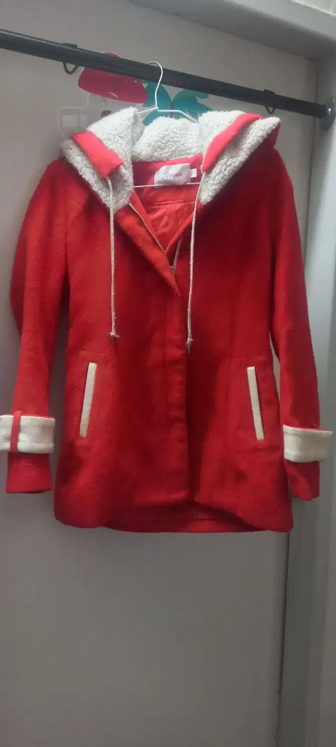 پالتو|لباس|ری, علایین|دیوار