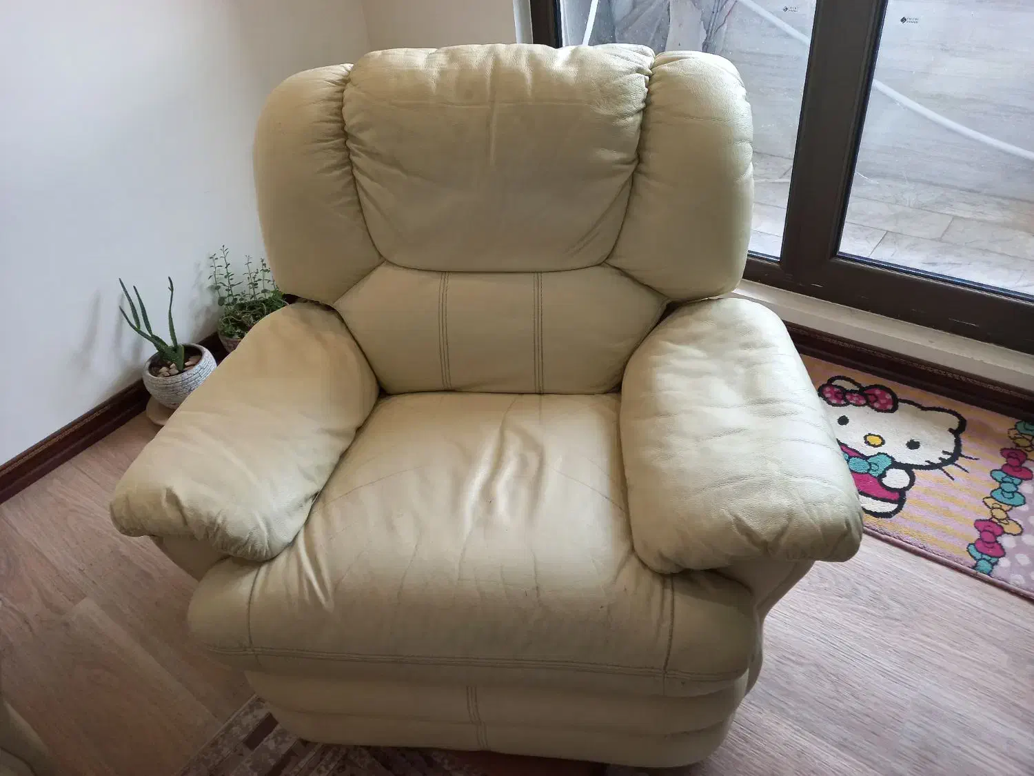 مبل ۴ نفره ریلکسی وارداتی چرمی کرم رنگ|مبلمان خانگی و میز عسلی|تهران, بوستان چیتگر|دیوار