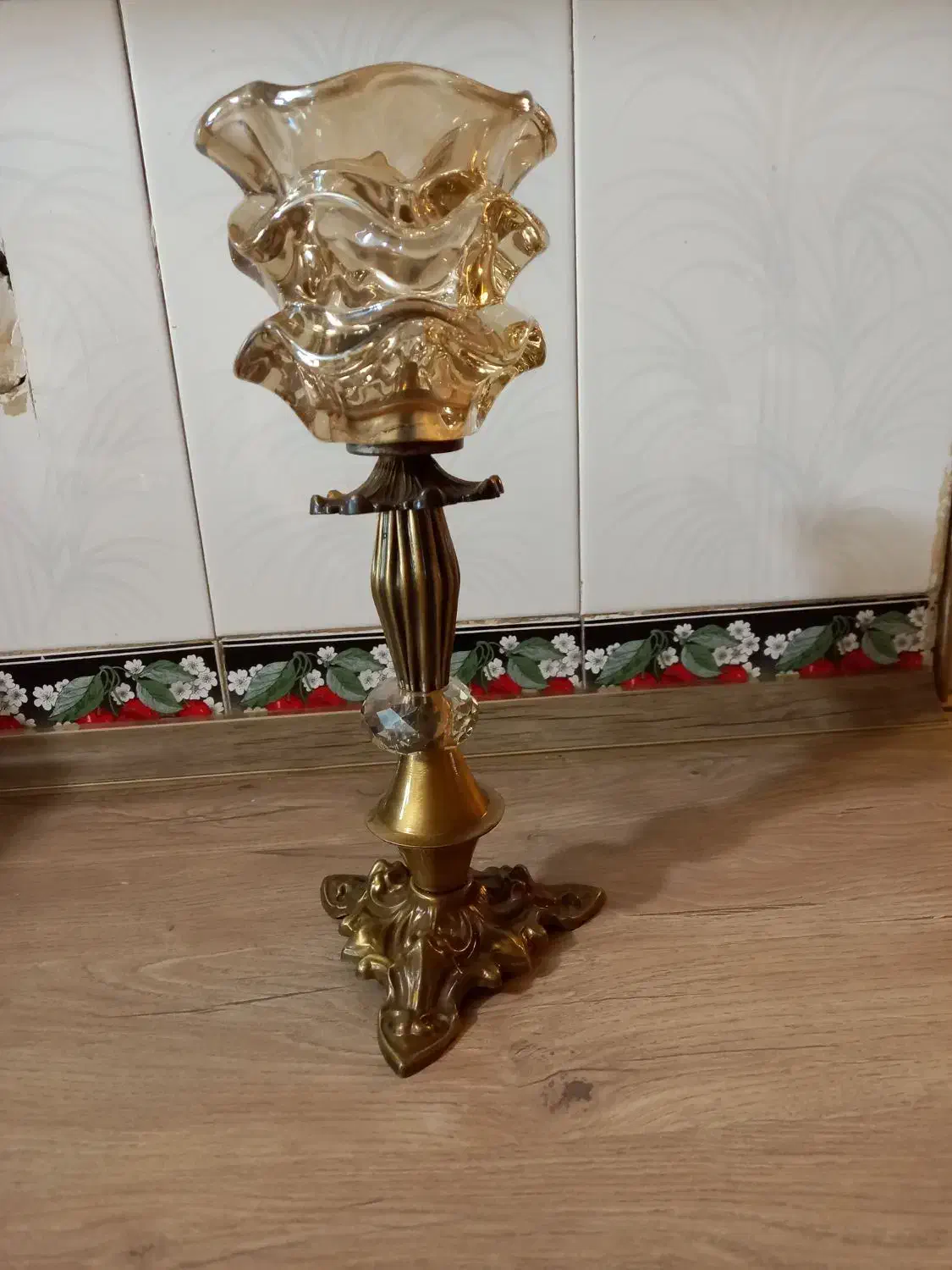 جا شمعی|چراغ خواب و آباژور|قدس, شهر‌قدس|دیوار