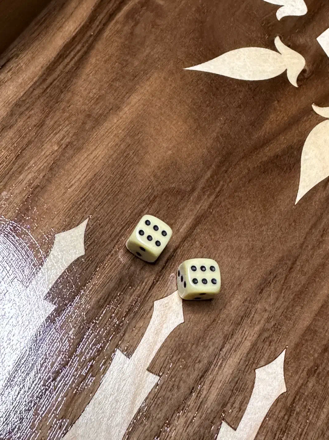 تخته نرد و شطرنج|کلکسیون اشیاء عتیقه|بروجرد, |دیوار