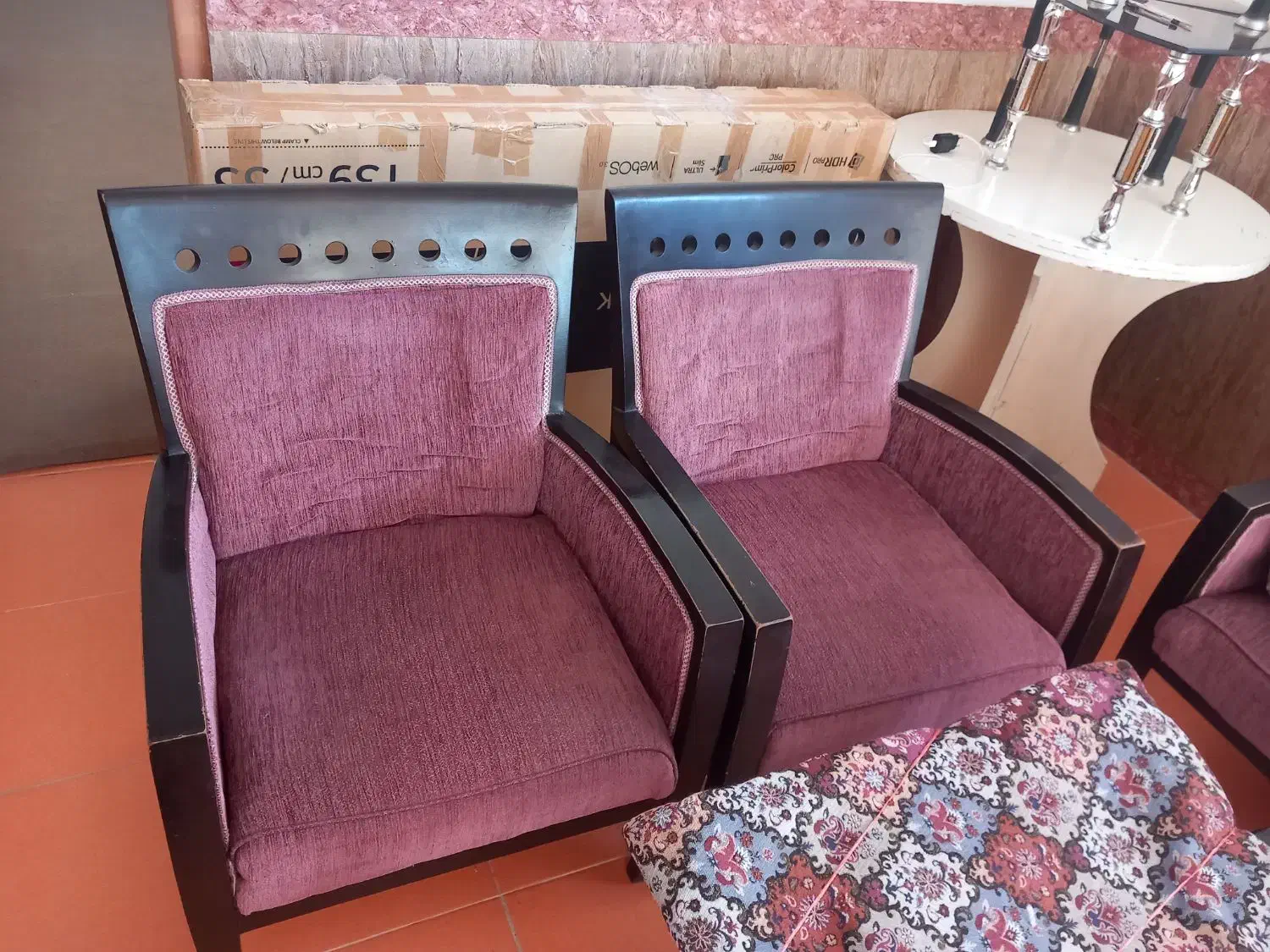 مبل در حد نو|مبلمان خانگی و میز عسلی|صحنه, |دیوار