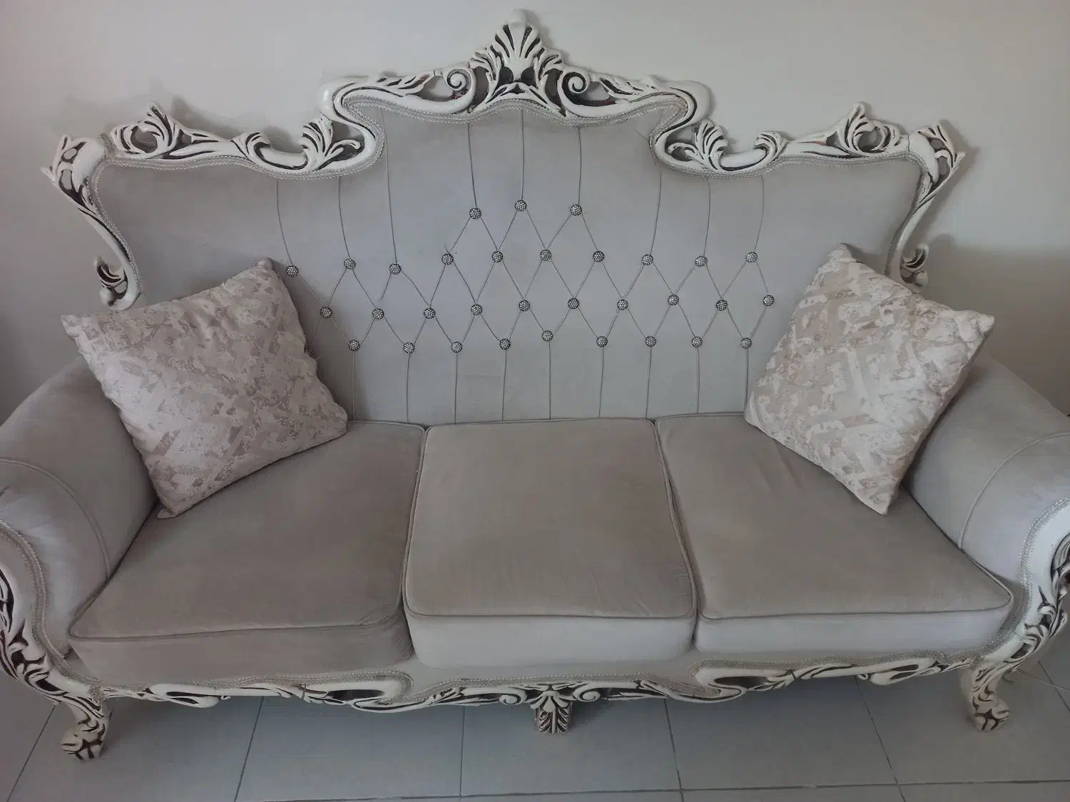 مبل سلطنتی کرم رنگ|مبلمان خانگی و میز عسلی|اندیشه, اندیشه فاز ۳|دیوار