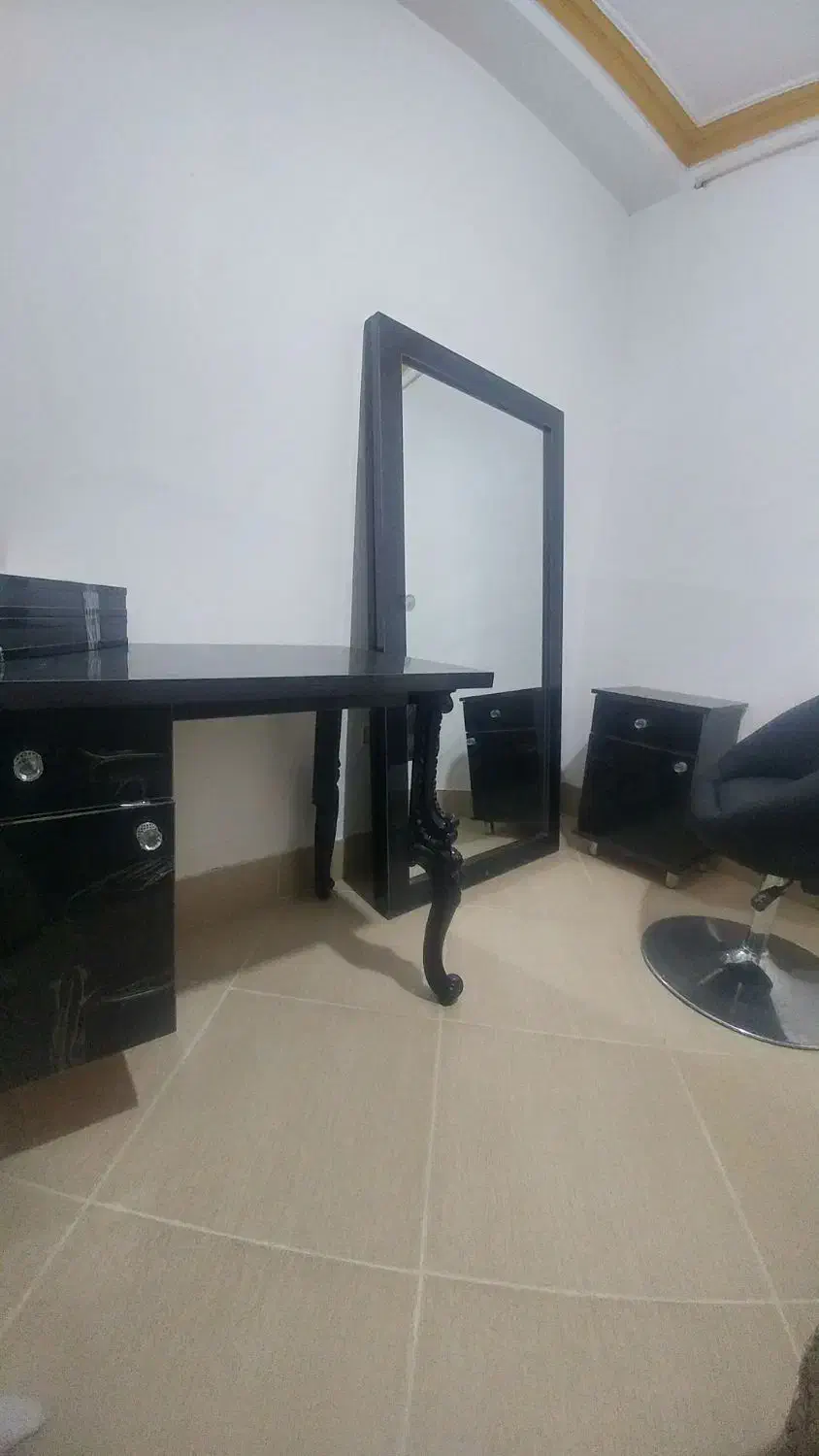 اینه و میز و صندلی ارایشگاه|آرایشگاه و سالنهای زیبایی|گرگان, |دیوار