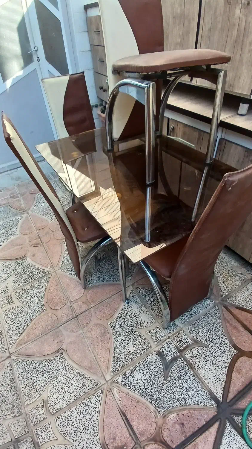 نهار خوری ۴ نفره درحد نونو سالم|میز و صندلی غذاخوری|اراک, |دیوار