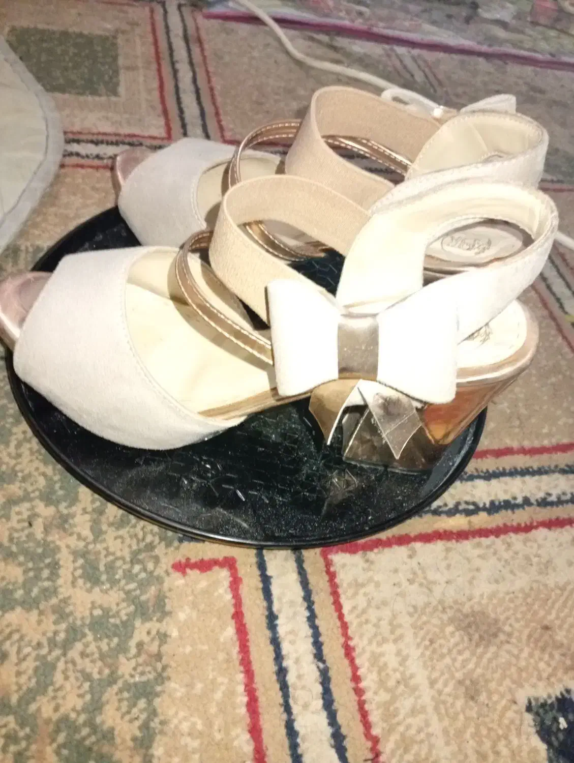 کفش|کیف، کفش، کمربند|چمران, |دیوار