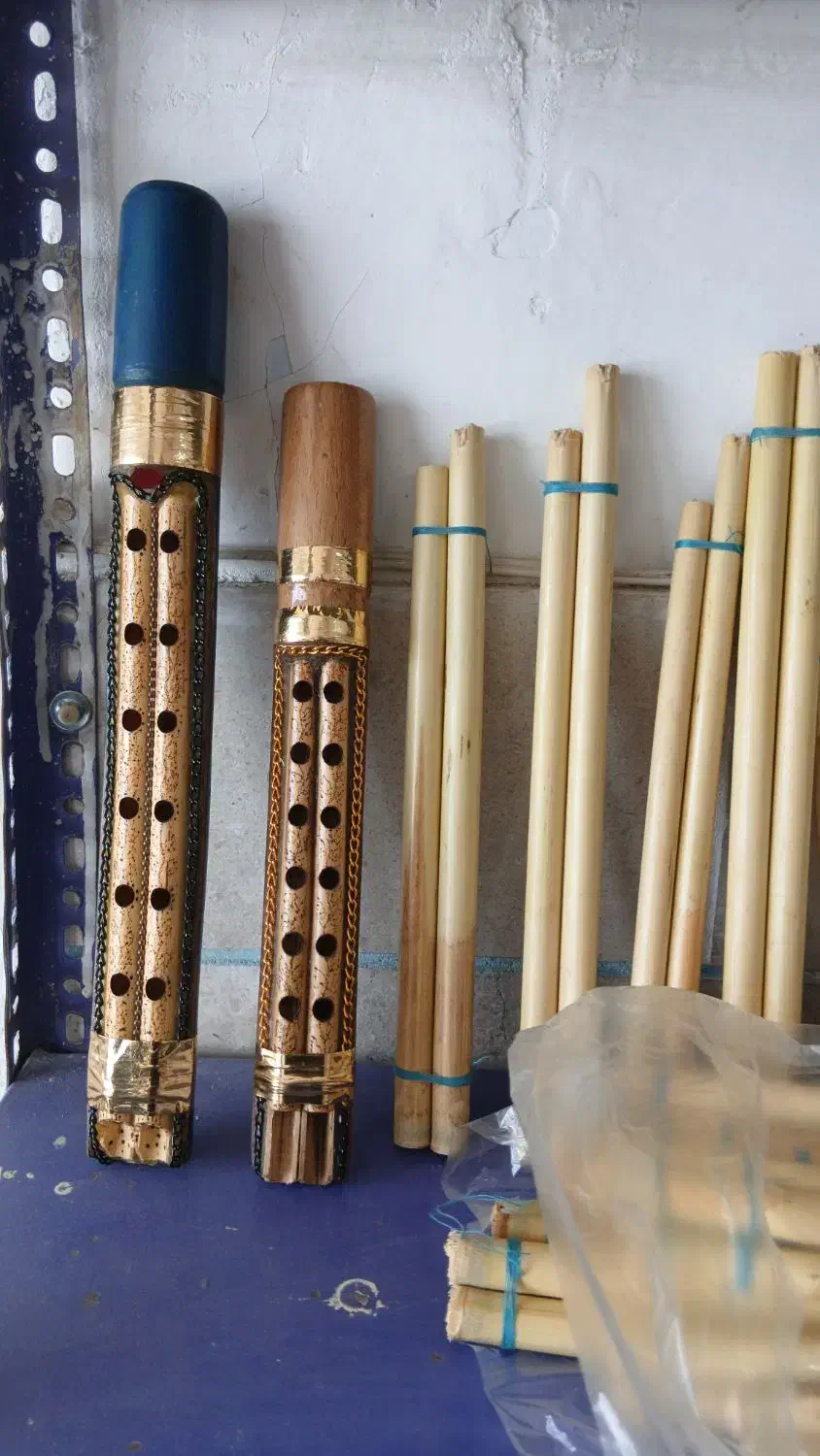 سازنده و نوازنده نی انبان.|سازهای بادی|شهرکرد, |دیوار