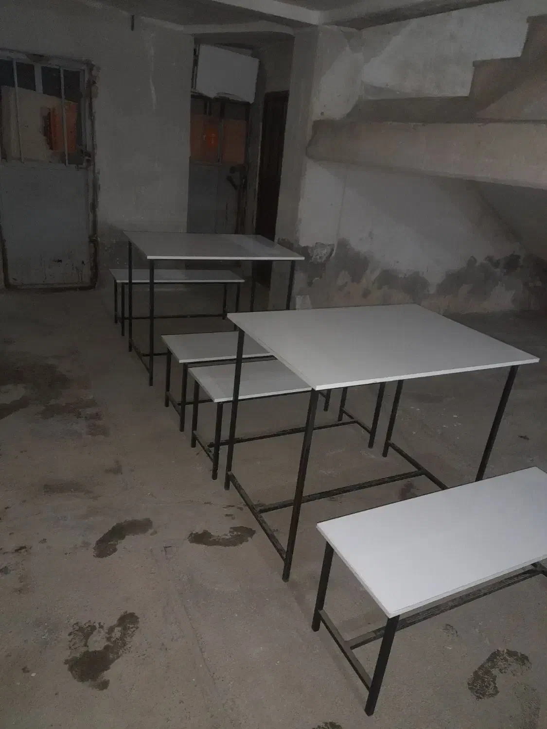 دوعدد میز و چهارتا نیمکت دو نفره و یک میز بزرگ نو|صندلی و نیمکت|تالش, هشتپر|دیوار